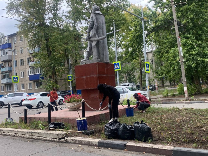 На субботнике в Ульяновске привели в порядок аллею на улице Богдана Хмельницкого