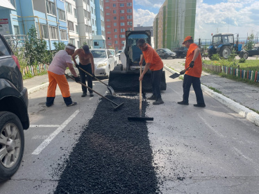 На улицах города продолжаются работы по ямочному ремонту дорожного полотна