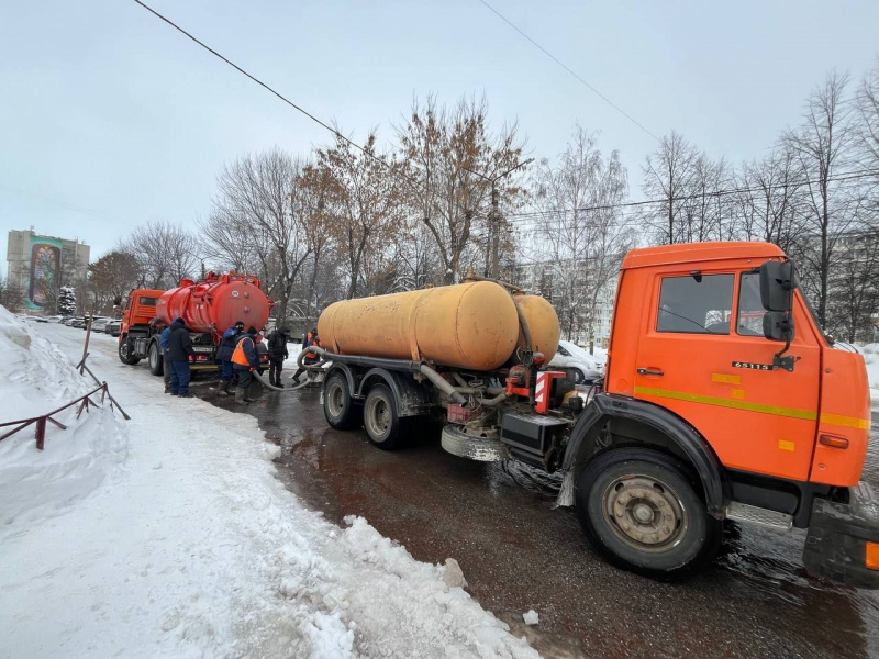Илья Ножечкин держит на контроле работы по устранению аварии на Камышинской, 20