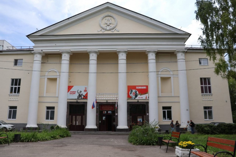 В городском округе №25 ремонтируют ДК «Строитель» и  обновили дорожное полотно по улице Рябикова 
