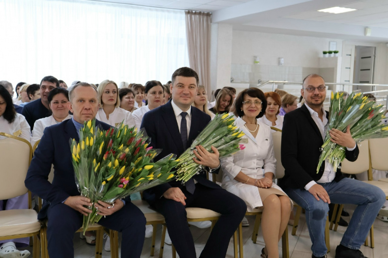 Депутаты Городской Думы поздравили жительниц города с 8 Марта 