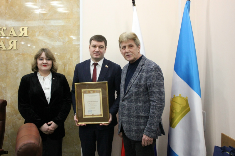 Депутатам Ульяновской Городской Думы передали награду от Всероссийской творческой общественной организации «Союз художников России»