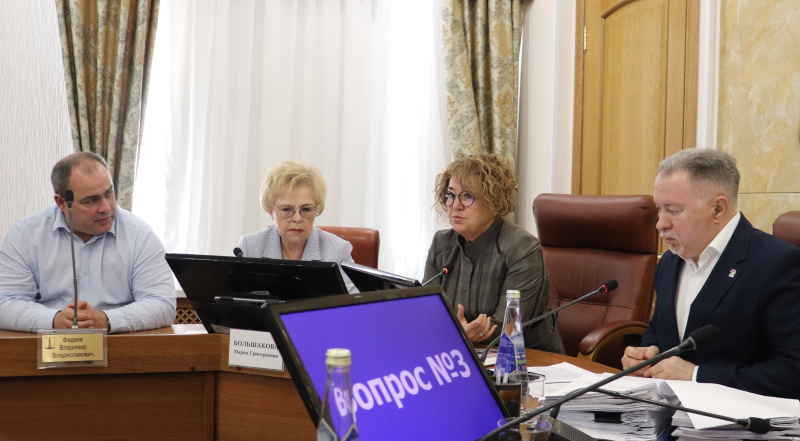 Реализация мер поддержки, развитие социальной инфраструктуры, комплексной безопасности: городские парламентарии высоко оценили работу Инны Митрофановой