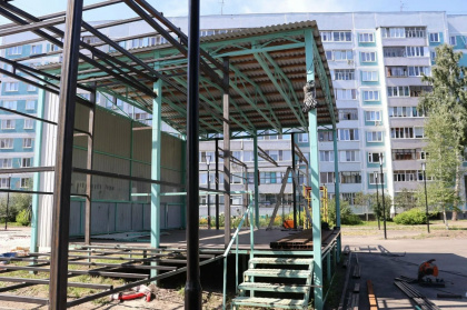 В сквере «Династия» приступили к монтажу сцены
