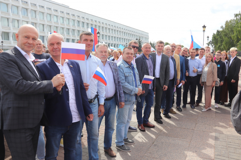 В скверах Ульяновска прошли мероприятия, приуроченные ко Дню Государственного флага
