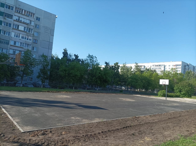  На территории школы 63 приступили к обустройству баскетбольной площадки