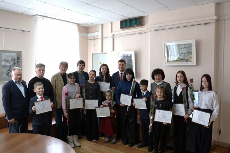 Творчество на стыке истории, литературы и живописи: в Ульяновской Городской Думе открылась выставка победителей детского конкурса рисунков «У нас одно Отечество — Россия»