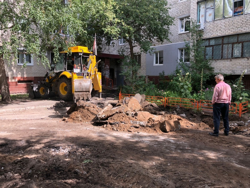 На проспекте Ульяновский,2 приступили к благоустроительным работам